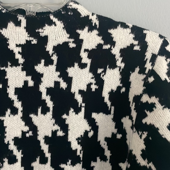 EXPRESS Women’s Houndstooth Mock Neck Padded Shoulder Sweater size small - Picture 7 of 8